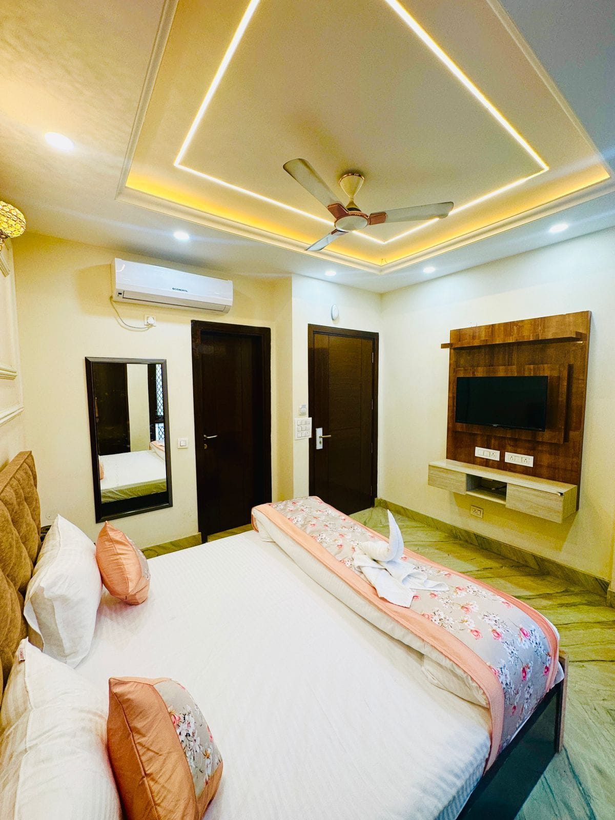King Bed preview 3